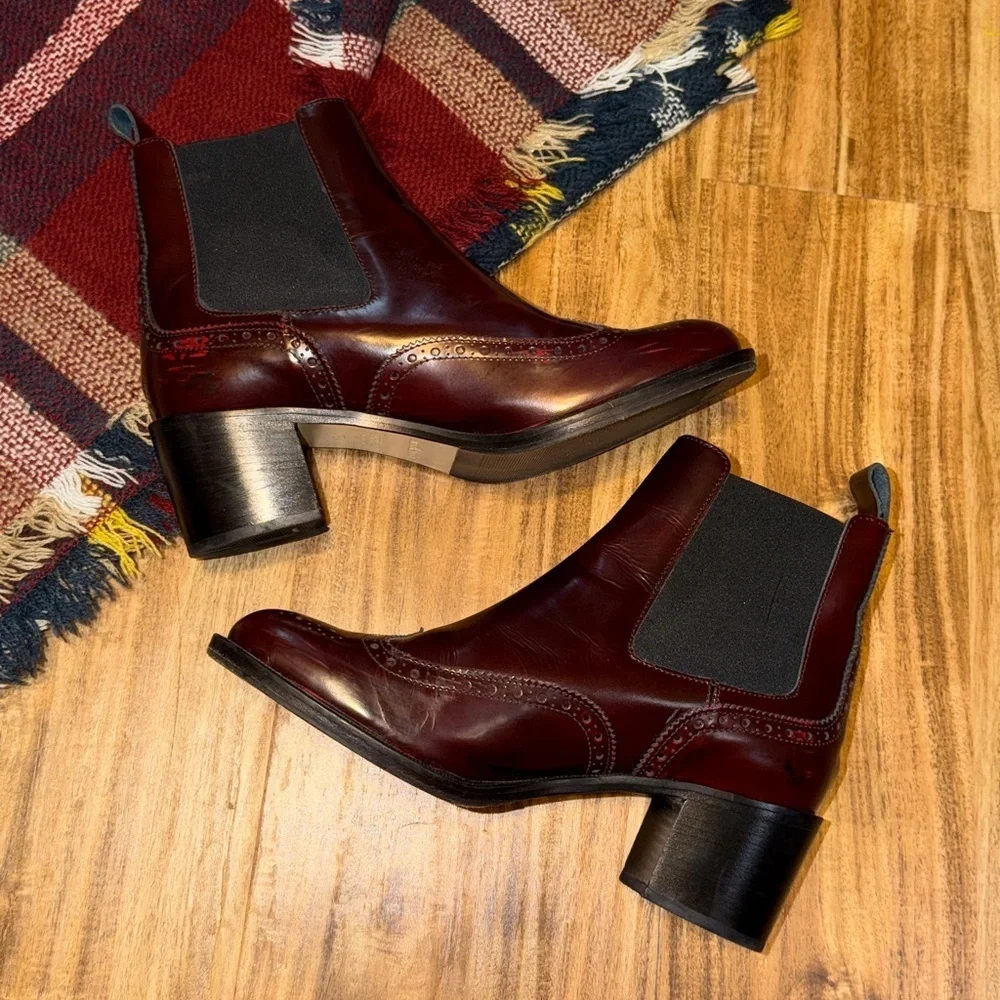 Russell & Bromley women 39.5 9 Boot ankle Chelsea Brown red 2” block heel brogue